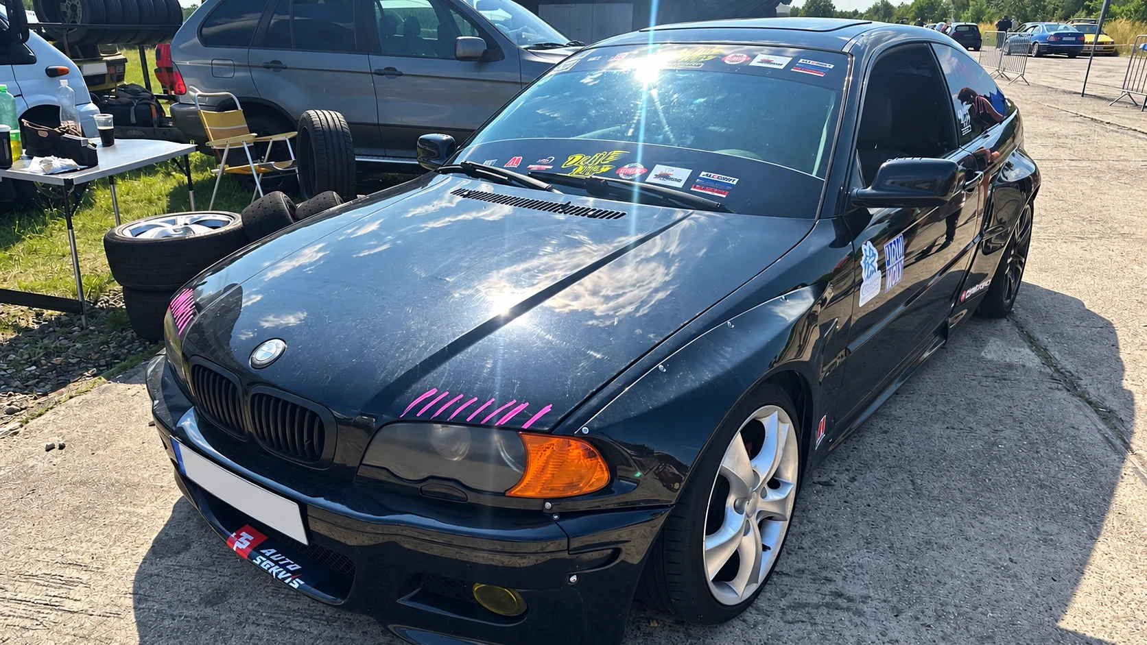 Driftové BMW E46 v zázemí akce