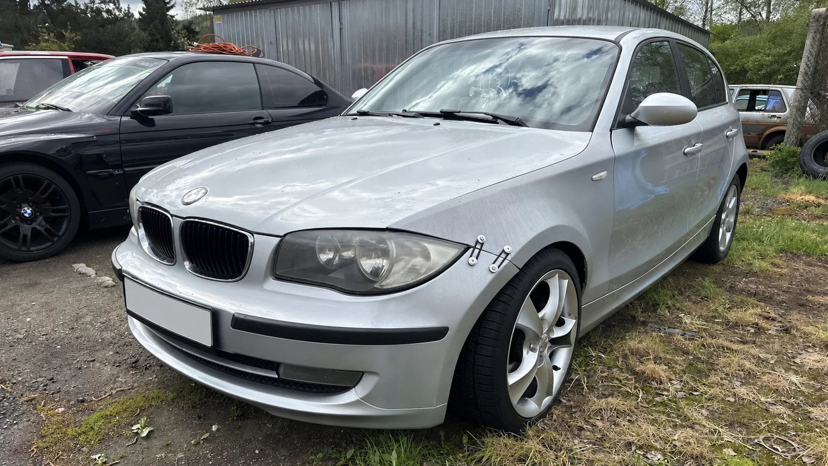 Stříbrné BMW řady 1 z automobilového archivu