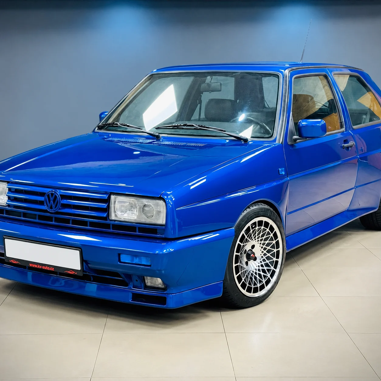 Modrý Volkswagen Golf II – vlastní projekt KV Auto a MK2 Parts