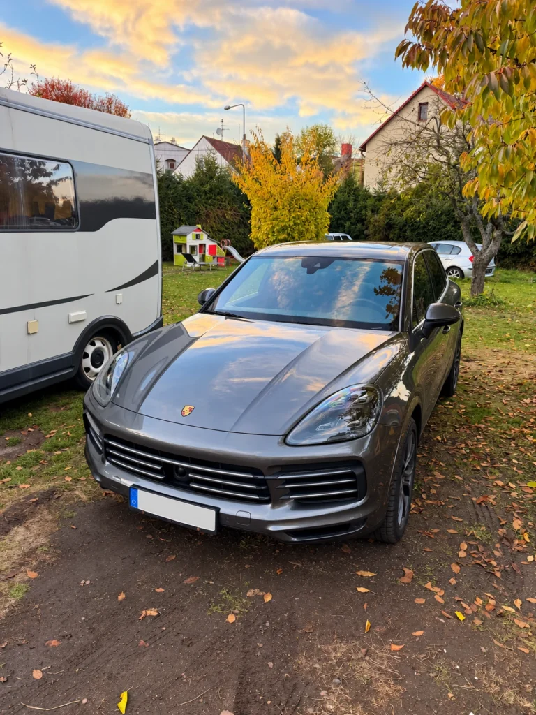 Porsche Cayenne – vlastní fotografie KV Auto s anonymizovanou registrační značkou